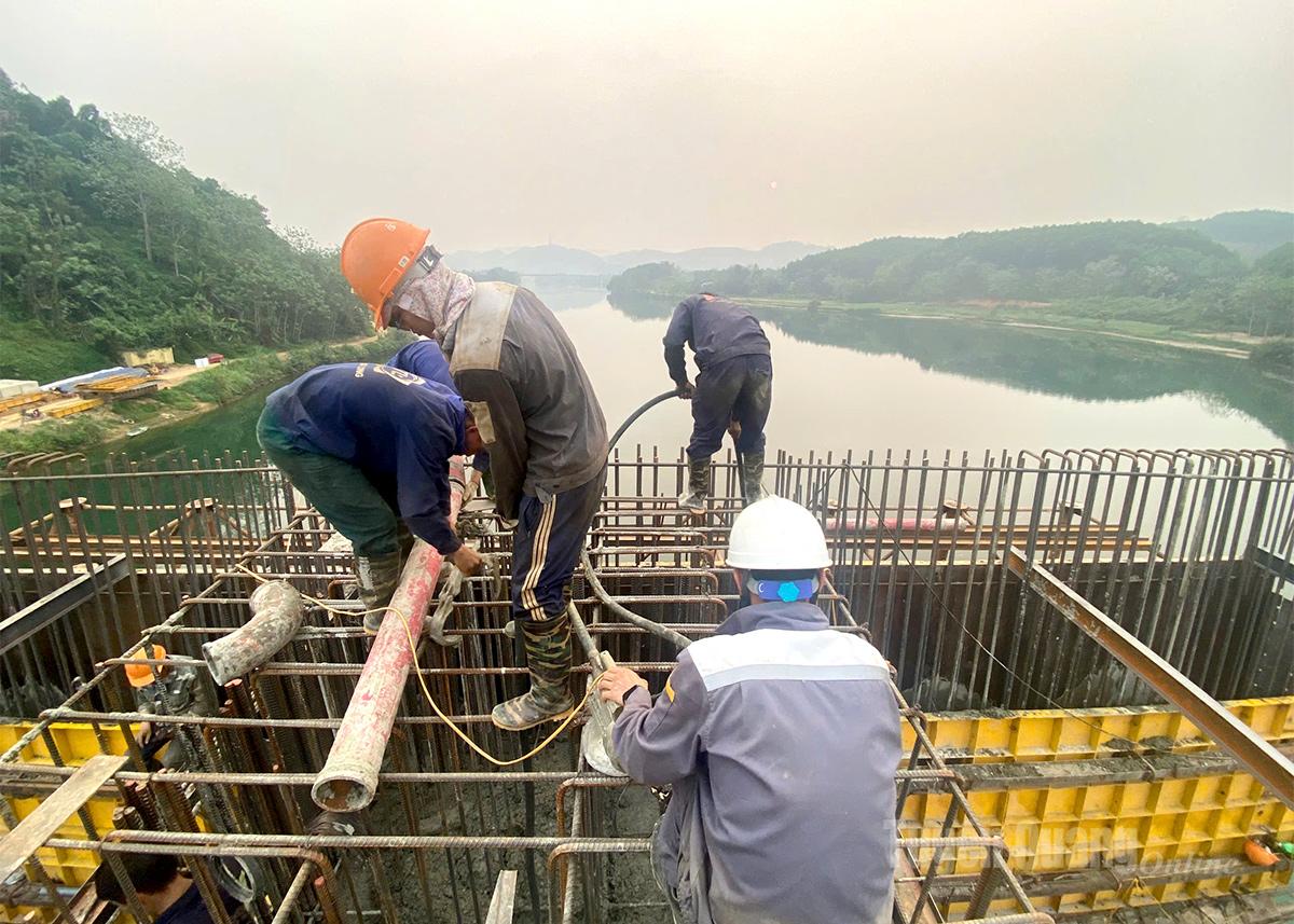 Cán bộ, kỹ sư, công nhân Tập đoàn Đèo Cả vượt nắng thi công công trình cầu Hàm Yên.