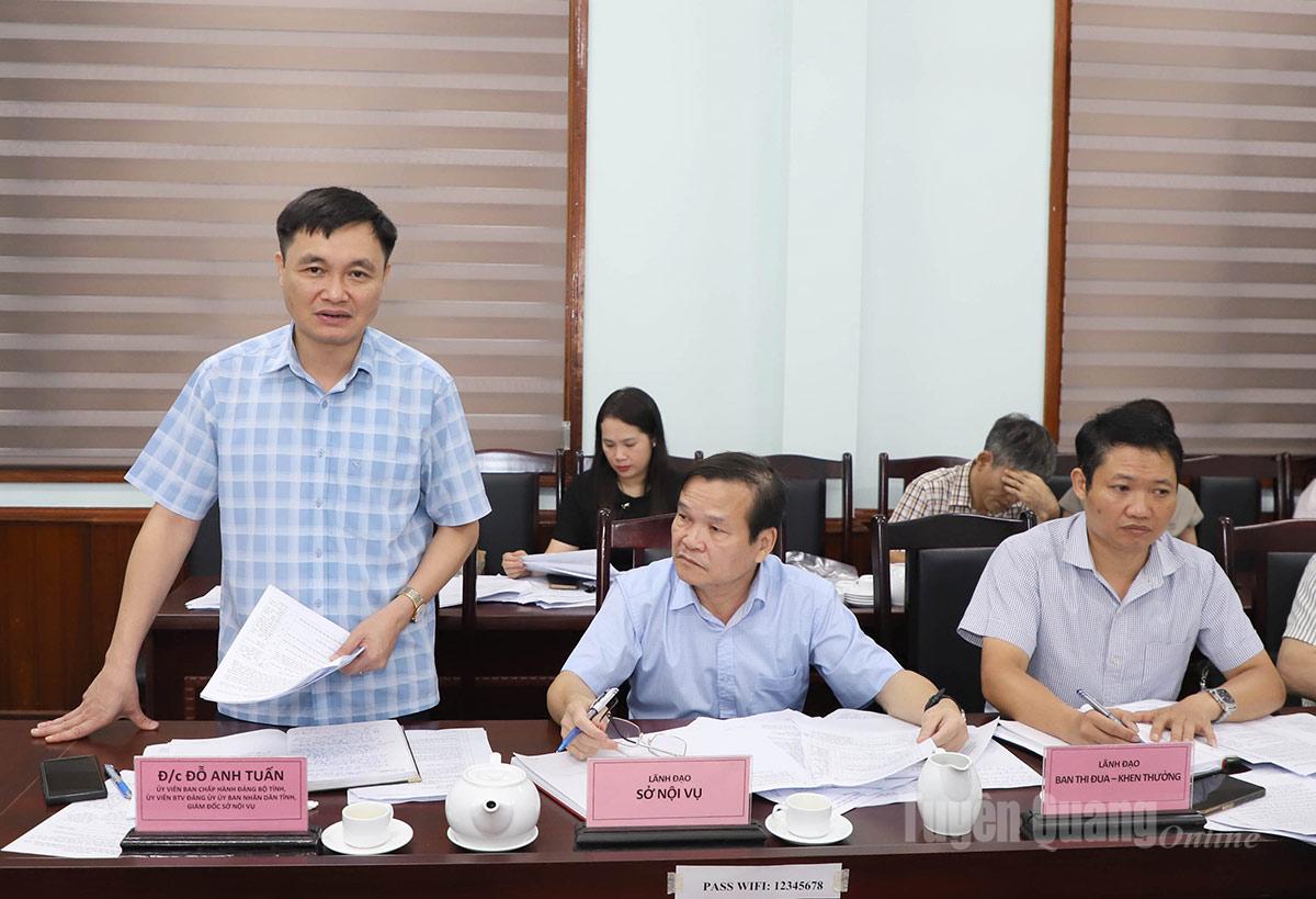  Lãnh đạo Sở Nội vụ báo cáo tại phiên họp.