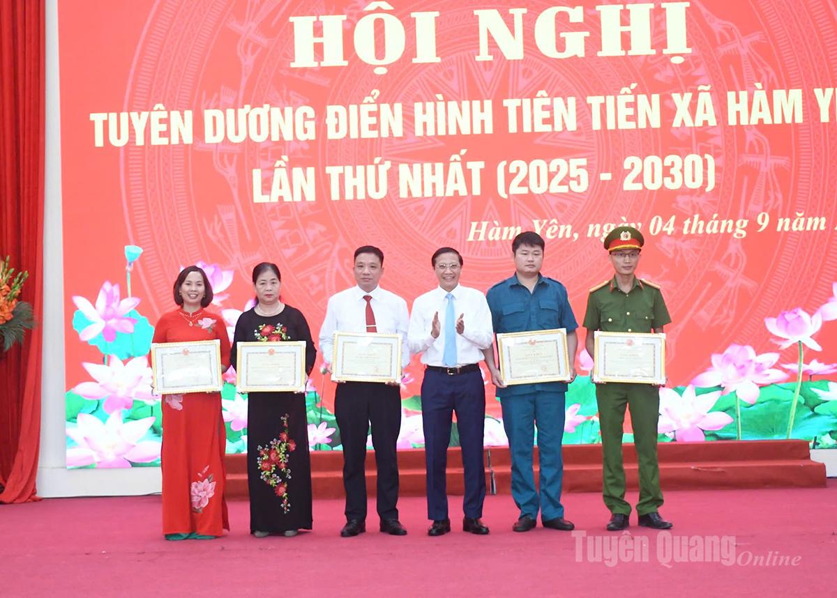 Đồng chí Bí thư Đảng uỷ xã Hàm Yên Mai Hồng Hà trao Giấy khen cho các tập thể.