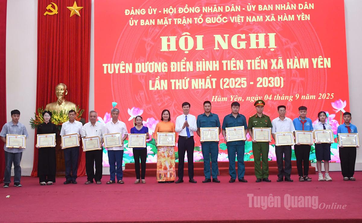 Lãnh đạo UBND xã Hàm Yên trao Giấy khen cho các cá nhân.
