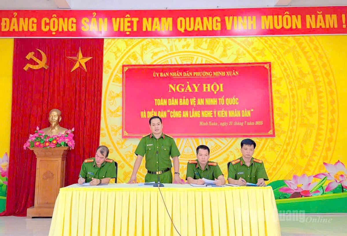  Trung tá Trịnh Ngọc Anh, Trưởng Công an phường Minh Xuân chủ trì diễn đàn “Công an lắng nghe ý kiến Nhân dân”.