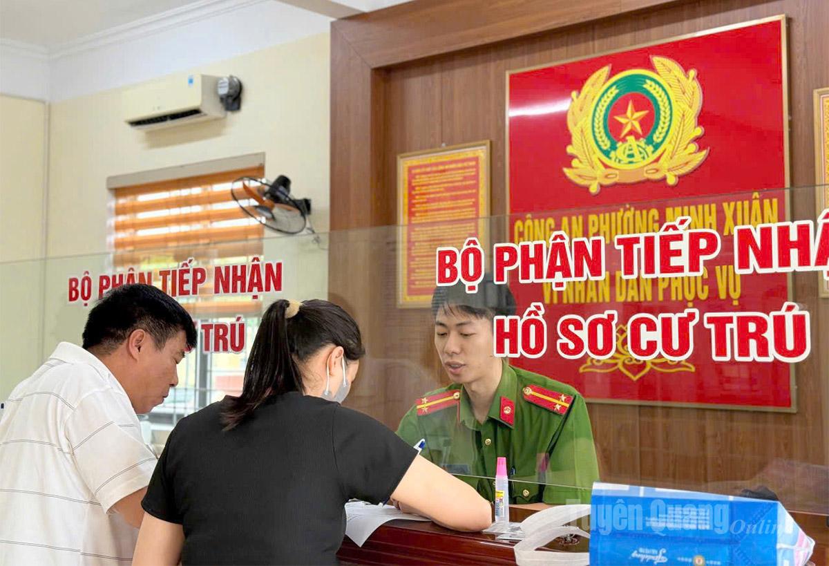 Công an phường Minh Xuân tận tình hướng dẫn, hỗ trợ người dân trong giải quyết thủ tục hành chính.