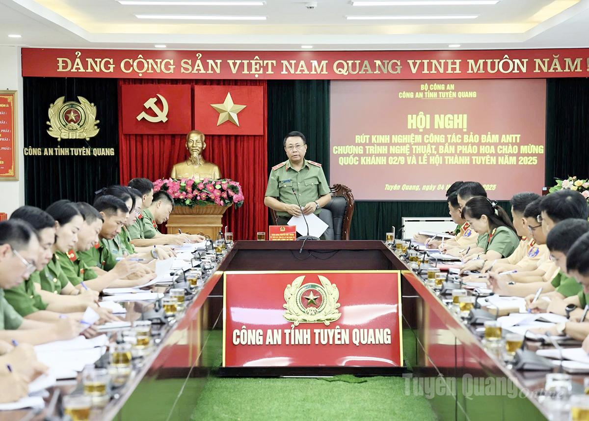 Thiếu tướng Nguyễn Đức Thuận, Ủy viên Ban Thường vụ Tỉnh ủy, Giám đốc Công an tỉnh phát biểu chỉ đạo tại hội nghị.