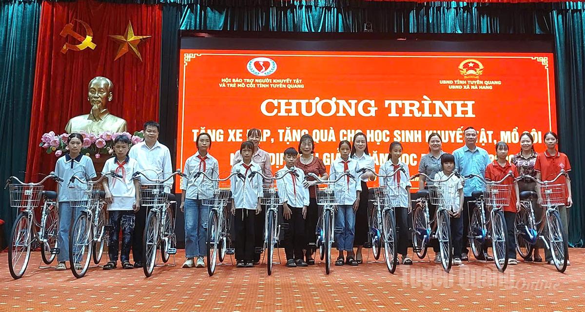 Hội Bảo trợ người khuyết tật và trẻ mồ côi tỉnh trao tặng xe đạp cho học sinh có hoàn cảnh khó khăn xã Nà Hang.