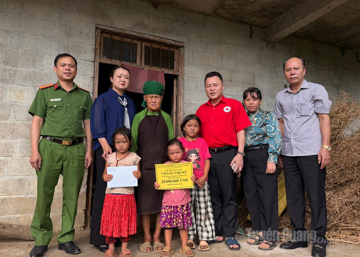 Báo và phát thanh, truyền hình Tuyên Quang và Hội Chữ thập đỏ tỉnh trao tặng quà cho 4 bà cháu Cháng Thị Mỷ, thôn Sủng Cháng, xã Thắng Mố.