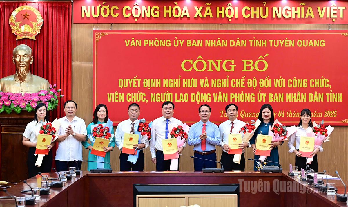 Các đồng chí lãnh đạo Văn phòng UBND tỉnh trao quyết định và tặng hoa chúc mừng các đồng chí nghỉ chế độ