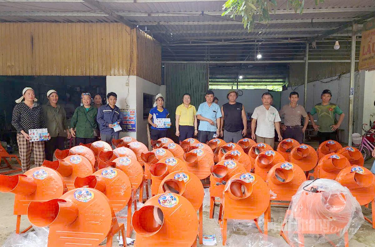 Đại diện Hội LHPN xã Tiên Yên trao tặng máy thái chuối cho phụ nữ và các hộ gia đình trên địa bàn xã