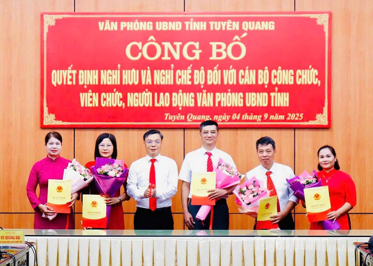 Lãnh đạo Văn phòng UBND tỉnh trao quyết định và tặng hoa chúc mừng các đồng chí nghỉ chế độ tại điểm cầu cơ sở 2.