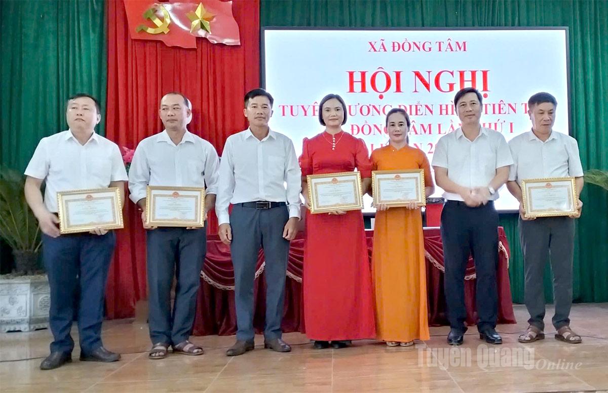  Lãnh đạo xã Đồng Tâm trao Giấy khen cho các tập thể.