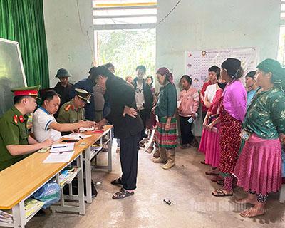 Công an xã Sà Phìn phối hợp với các đoàn thể trao quà của Đảng và Nhà nước cho người dân trên địa bàn xã nhân dịp 80 năm Quốc khánh 2/9.