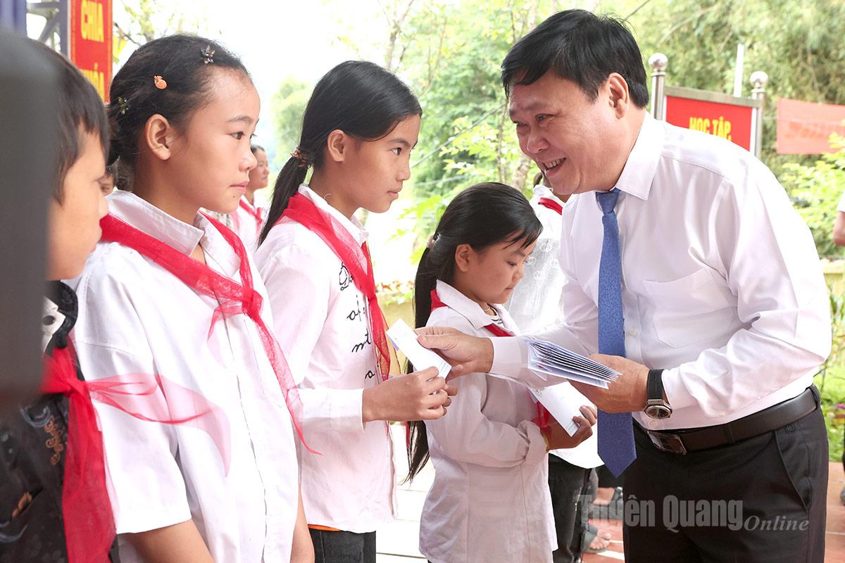 Lãnh đạo Báo và phát thanh, truyền hình Tuyên Quang trao tặng học bổng cho học sinh có hoàn cảnh khó khăn xã Thắng Mố. Ảnh: Lý Thu