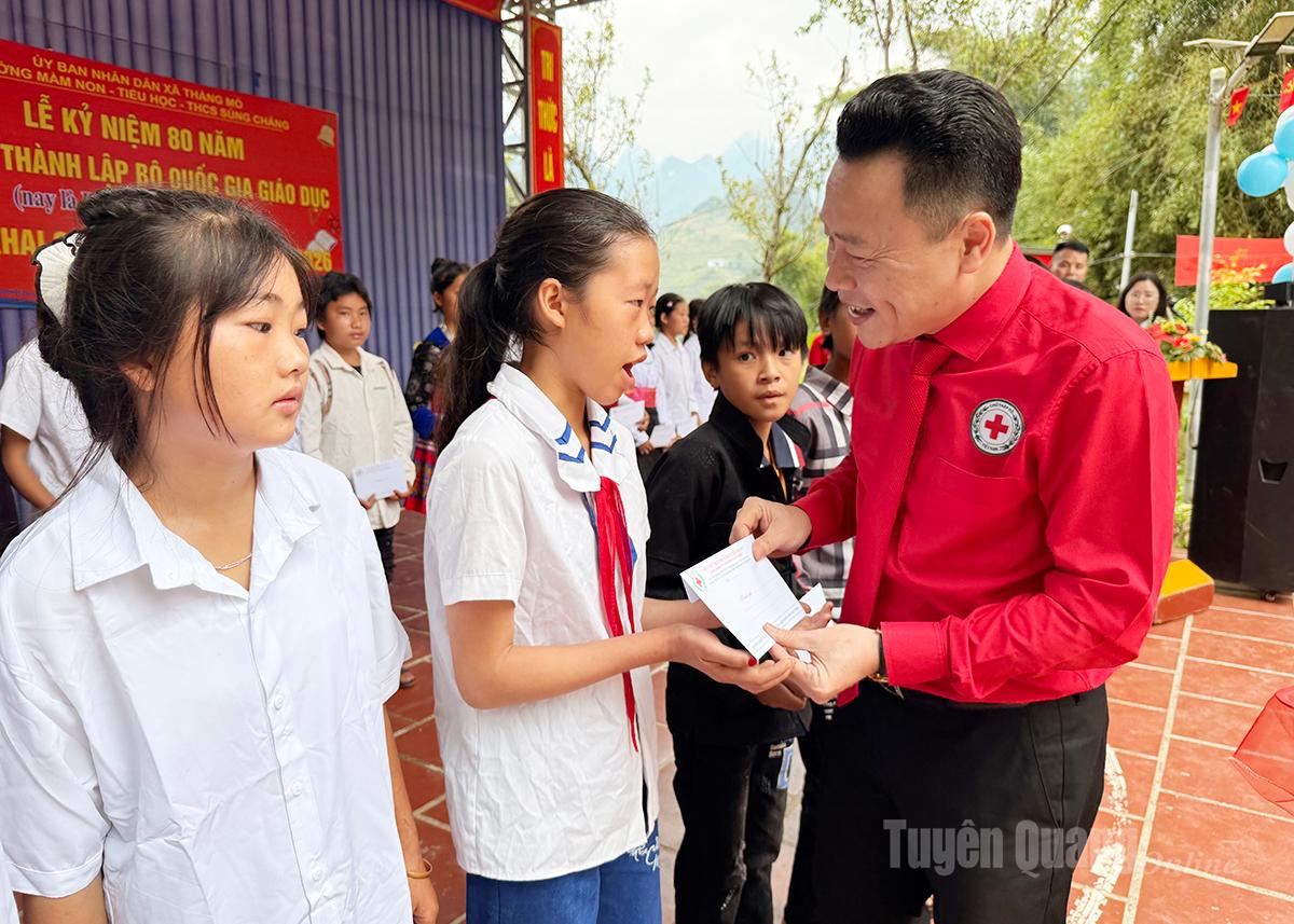 Lãnh đạo Hội Chữ thập đỏ tỉnh Tuyên Quang trao quà cho các em học sinh xã Thắng Mố.