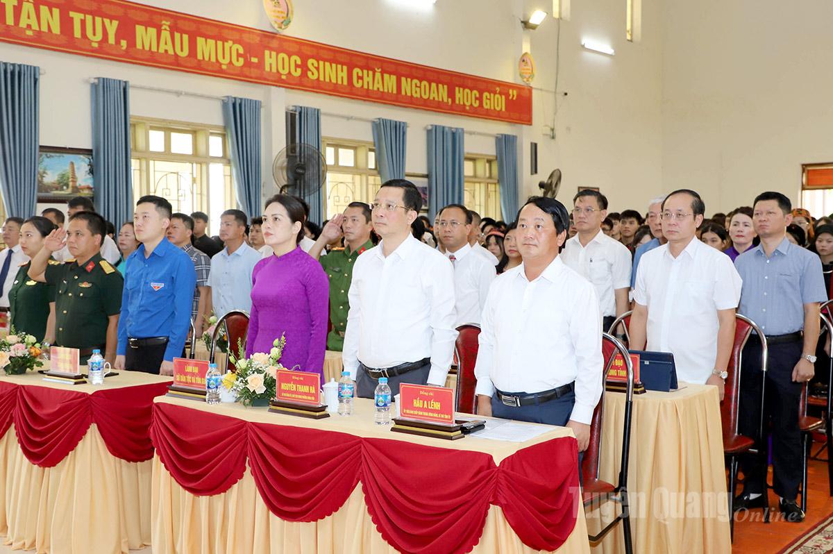 Bí thư Tỉnh ủy Hầu A Lềnh và các đại biểu thực hiện nghi thức chào cờ được kết nối từ Trung tâm Hội nghị Quốc gia với tất cả các cơ sở giáo dục trên toàn quốc.