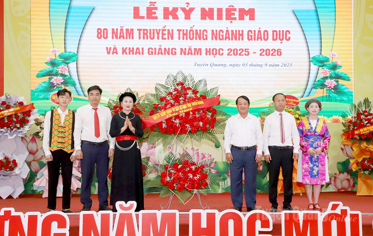 Bí thư Tỉnh ủy Hầu A Lềnh tặng lẵng hoa cho trường Phổ thông Dân tộc Nội trú THPT tỉnh nhân ngày khai giảng.