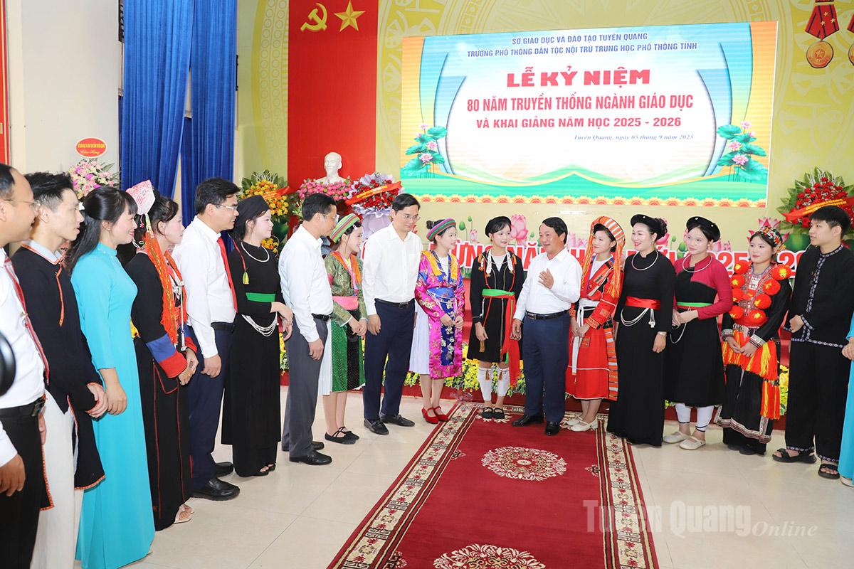 Bí thư Tỉnh ủy Hầu A Lềnh trao đổi với thầy, trò trường Phổ thông Dân tộc nội trú THPT tỉnh về công tác giáo dục, chăm lo đời sống cho học sinh.