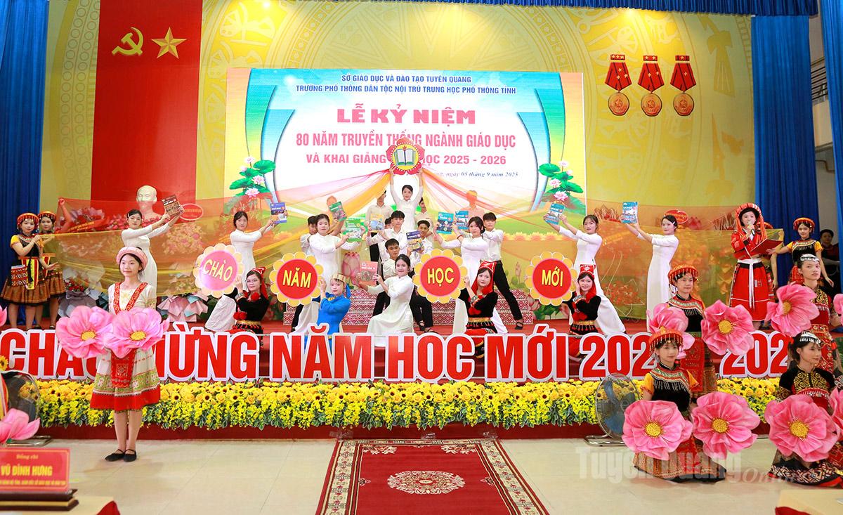 Tiết mục văn nghệ của cô, trò trường Phổ thông Dân tộc nội trú THPT tỉnh tại Lễ khai giảng năm học mới.