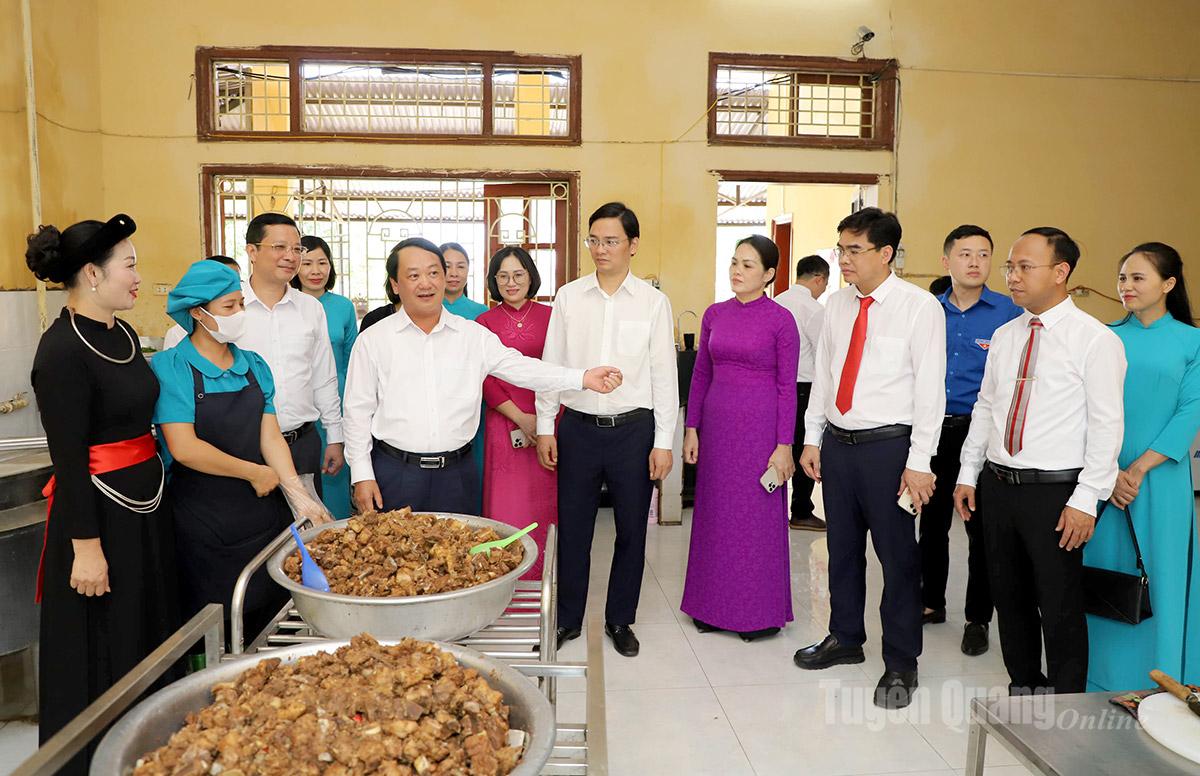 Bí thư Tỉnh ủy Hầu A Lềnh kiểm tra bếp ăn của học sinh Trường PTDT nội trú THPT tỉnh.
