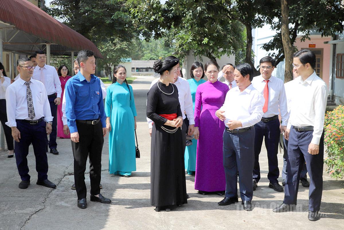 Bí thư Tỉnh ủy Hầu A Lềnh trao đổi với các thầy, cô Trường PTDT nội trú THPT tỉnh về phương án cải tạo cảnh quan, khuôn viên nhà trường.