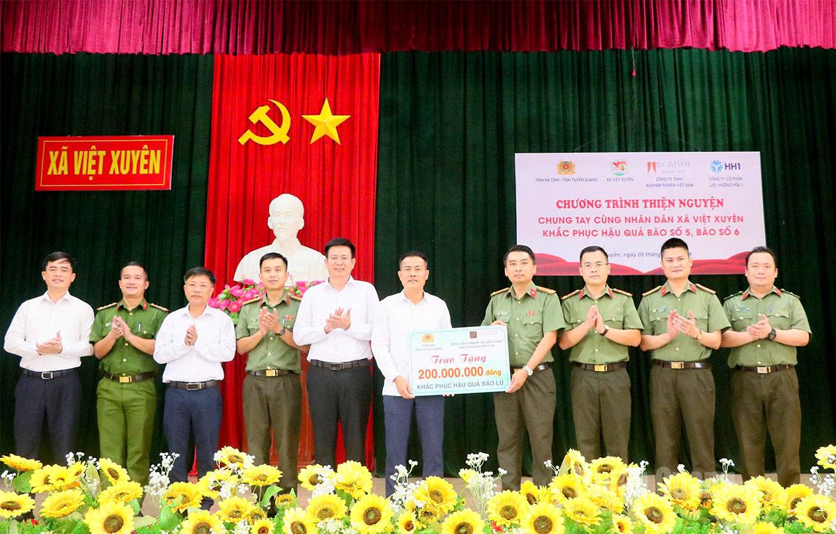 Công an tỉnh Tuyên Quang phối hợp cùng các đơn vị đồng hành trao hỗ trợ khắc phục hậu quả thiên tai cho UBND xã Việt Xuyên, tỉnh Hà Tĩnh.