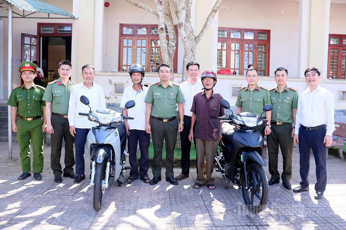 Công an tỉnh Tuyên Quang phối hợp trao tặng xe máy cho 2 gia đình chính sách trên địa bàn xã Việt Xuyên, tỉnh Hà Tĩnh bị ảnh hưởng bởi thiên tai.
