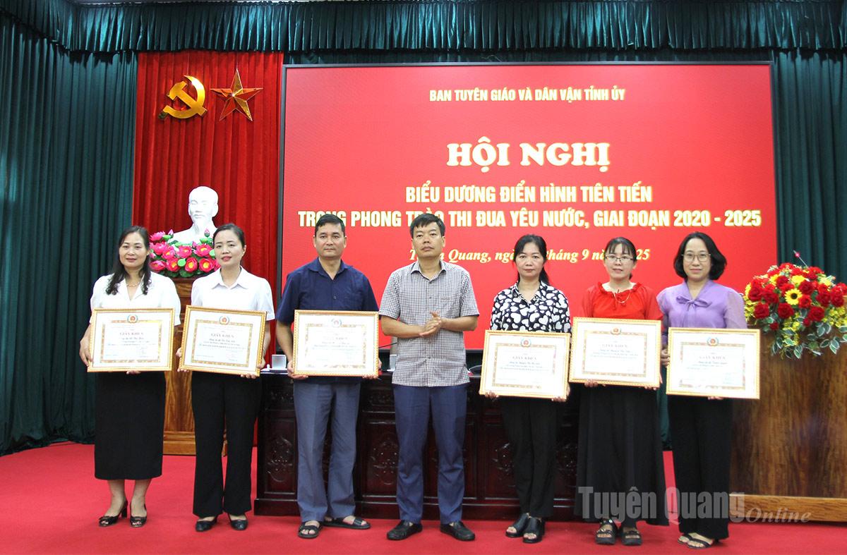 Đồng chí Phó Trưởng Ban Thường trực Ban Tuyên giáo và Dân vận Tỉnh ủy Nguyễn Lam Sơn trao giấy khen cho các cá nhân có thành tích trong phong trào thi đua yêu nước, giai đoạn 2020-2025.
