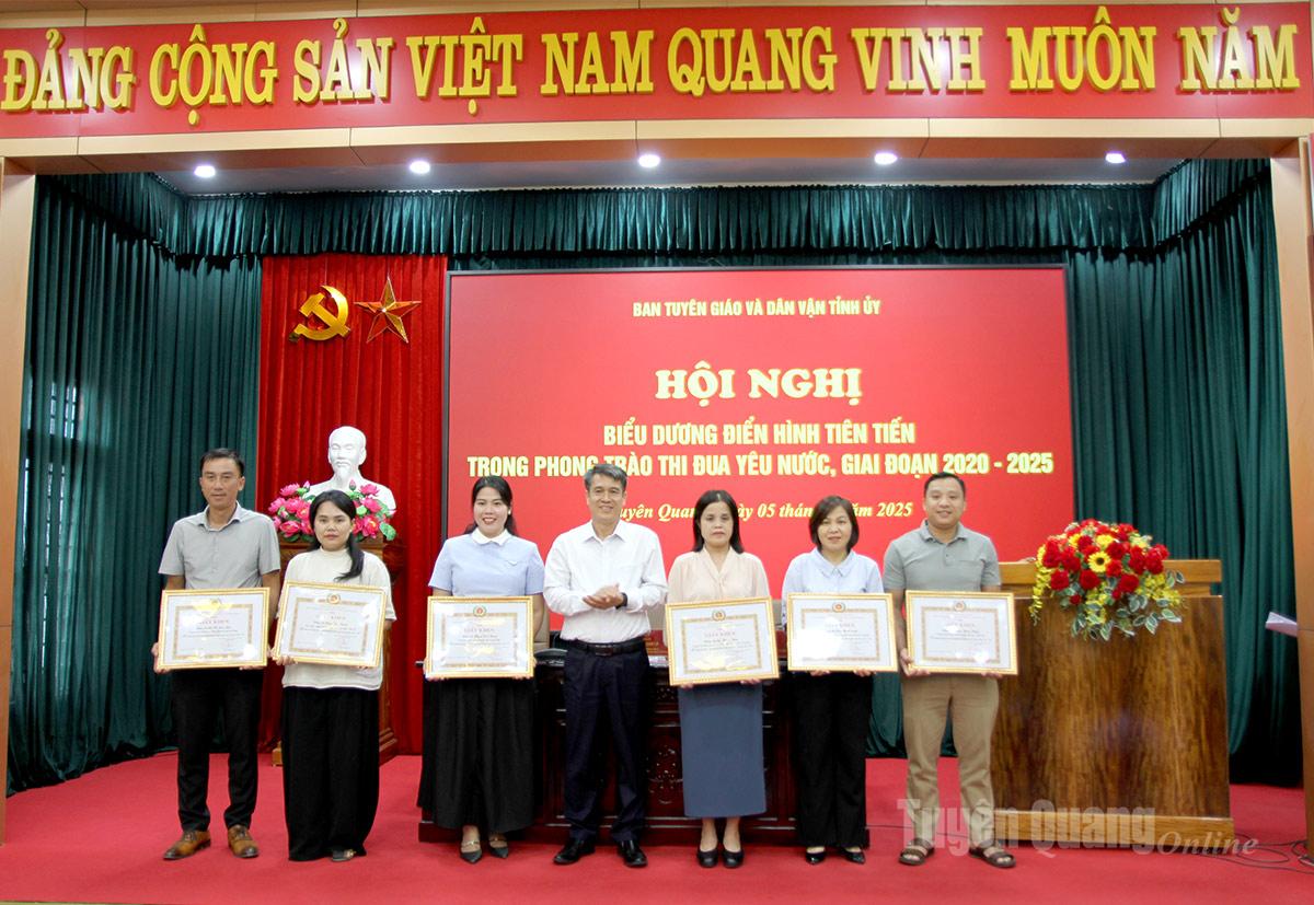 Đồng chí Phó Trưởng Ban Tuyên giáo và Dân vận Tỉnh ủy Lê Mạnh Cường trao giấy khen cho các cá nhân có thành tích trong phong trào thi đua yêu nước, giai đoạn 2020-2025.