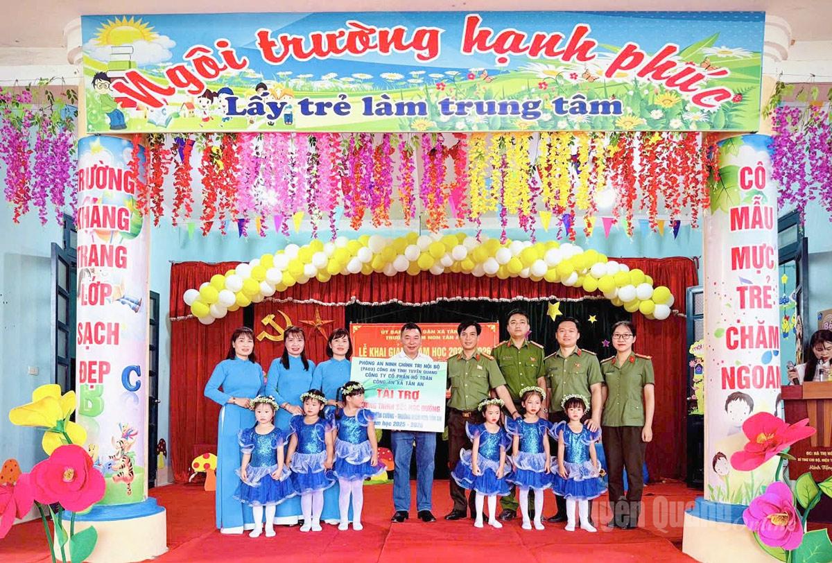Các em học sinh mầm non tại điểm trường trên địa bàn xã Tân An được tài trợ các sản phẩm sữa Kun trong năm học mới 2025-2026.