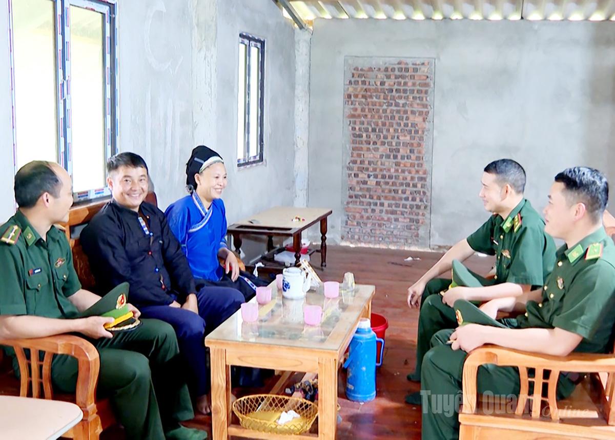 Cán bộ Đồn Biên phòng Thàng Tín chúc mừng gia đình anh Lù Xín Chiến, thôn Cao Sơn Thượng, xã Thàng Tín xây được ngôi nhà kiên cố từ sự chung tay giúp đỡ của cộng đồng.