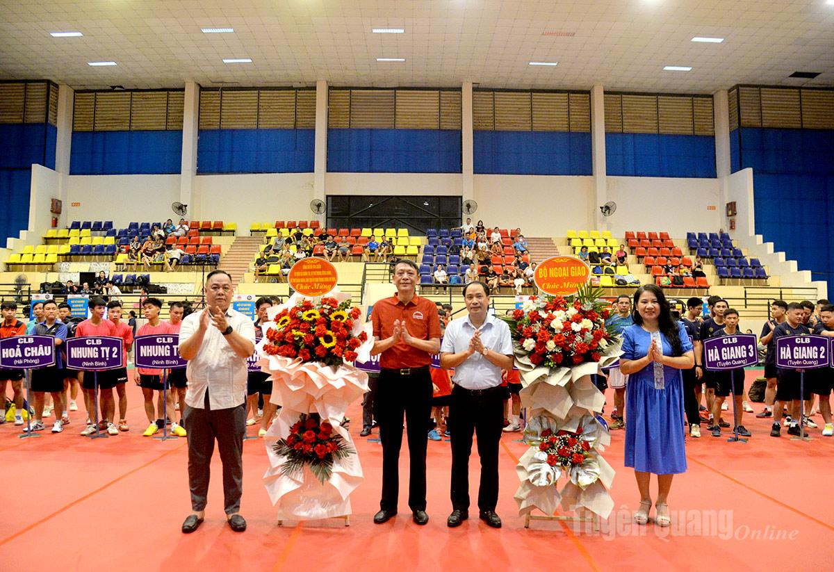 Ban Tổ chức giải nhận lẵng hoa của đồng chí Đỗ Văn Chiến, Ủy viên Bộ Chính trị, Bí thư Trung ương Đảng, Bí thư Đảng đoàn, Chủ tịch Ủy ban MTTQ Việt Nam và Văn phòng Đảng ủy Bộ Ngoại giao.