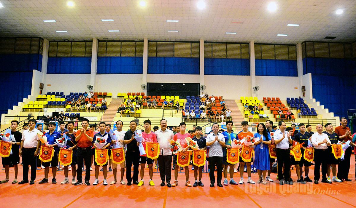 Ban Tổ chức giải tặng Cờ lưu niệm cho các câu lạc bộ thi đấu.