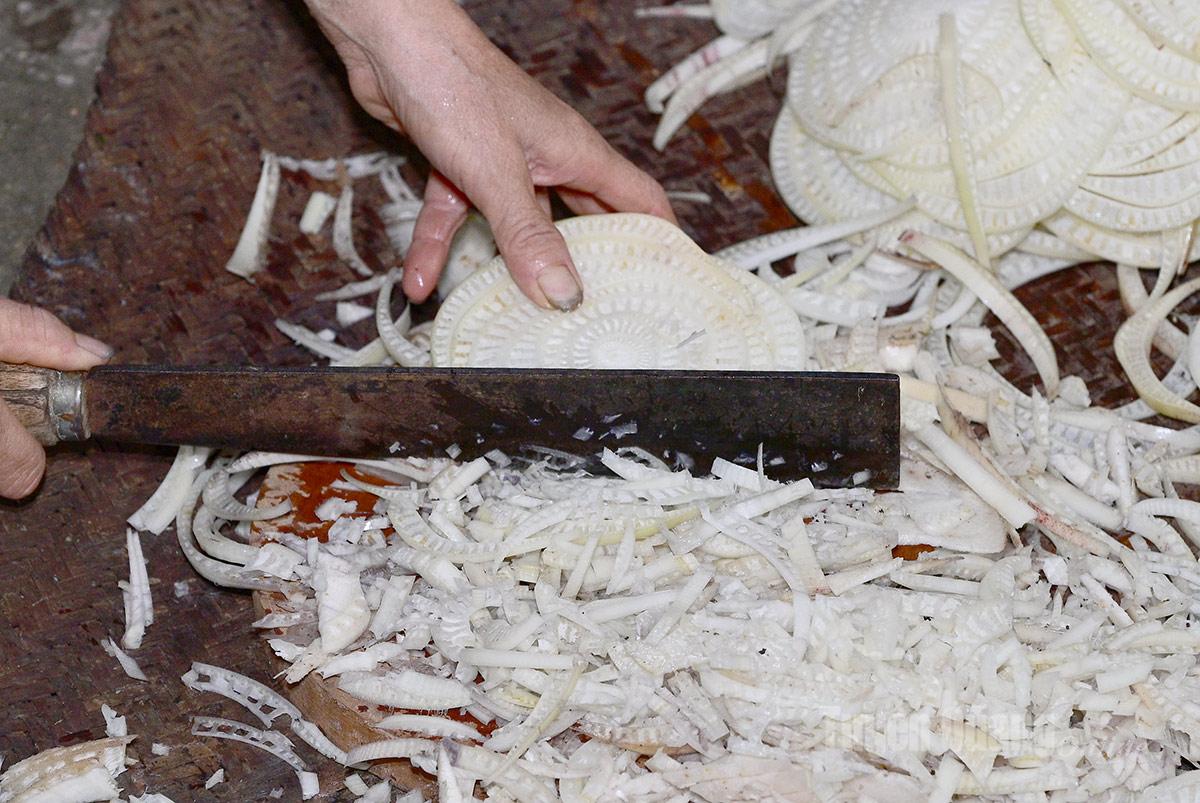 Banana roots and banana stems are sliced ​​and chopped.