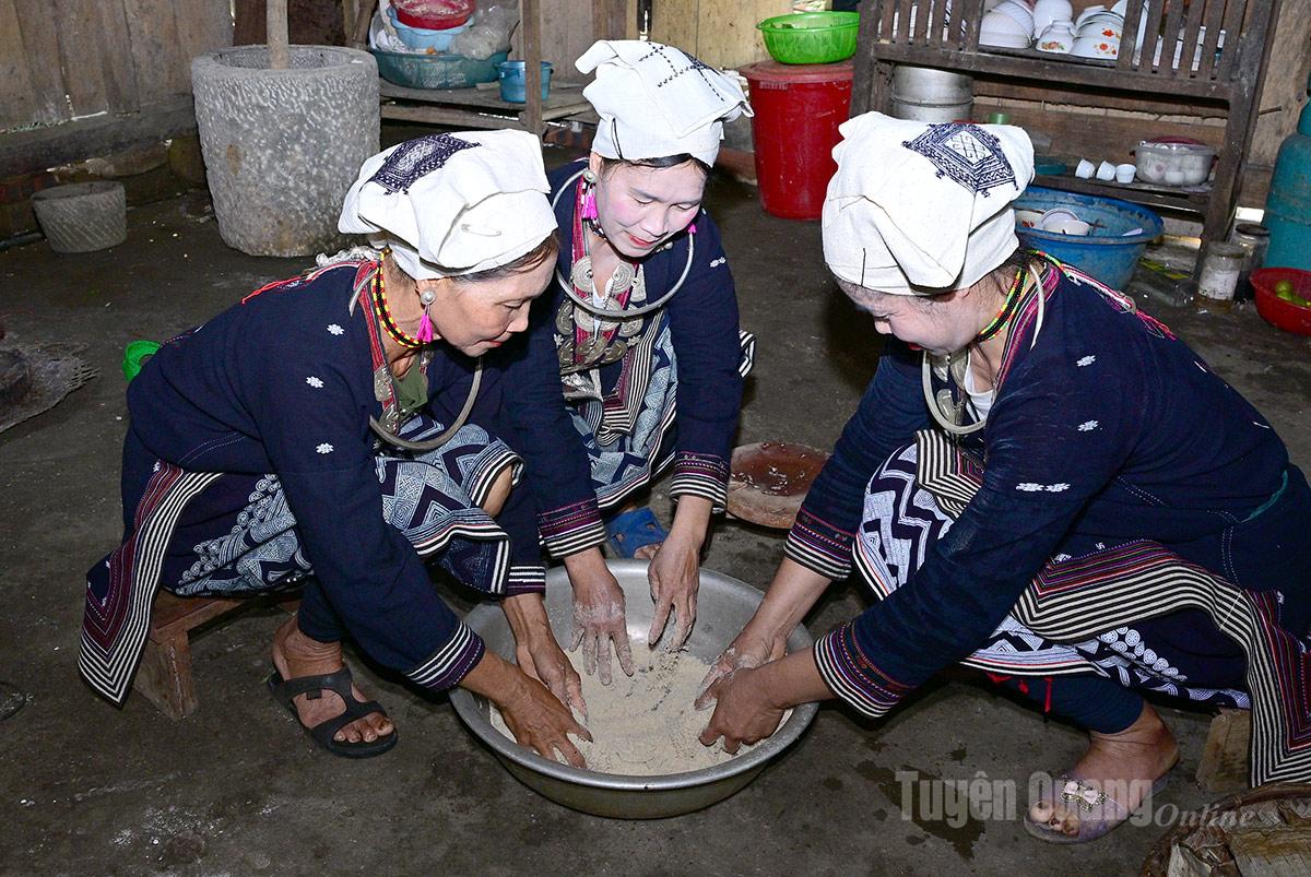Banana flour is mixed with sticky rice flour to make cakes.