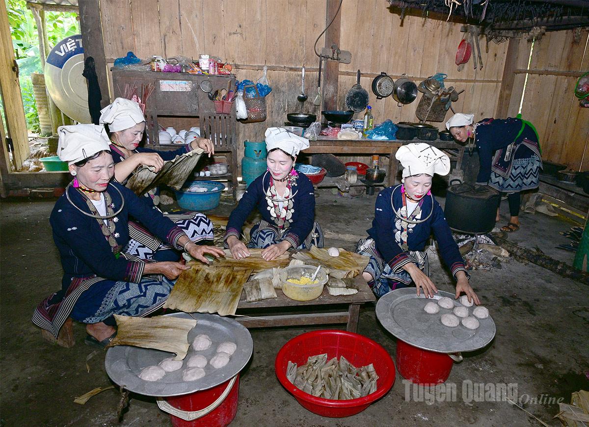 Dao Tien ethnic women in Na Cham village wrap cakes together to eat on the full moon.