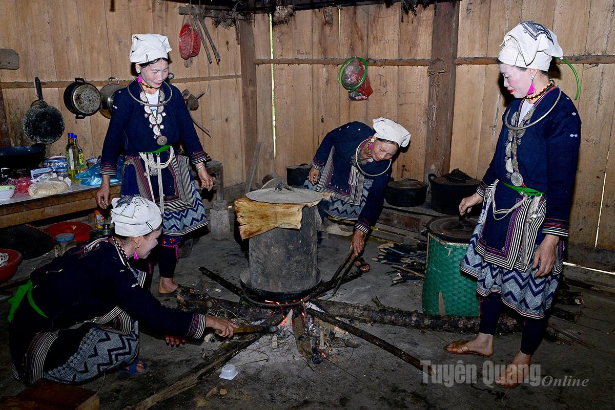 Firewood is burned, and dried banana leaves are added under the lid to retain steam, helping the cakes cook evenly.