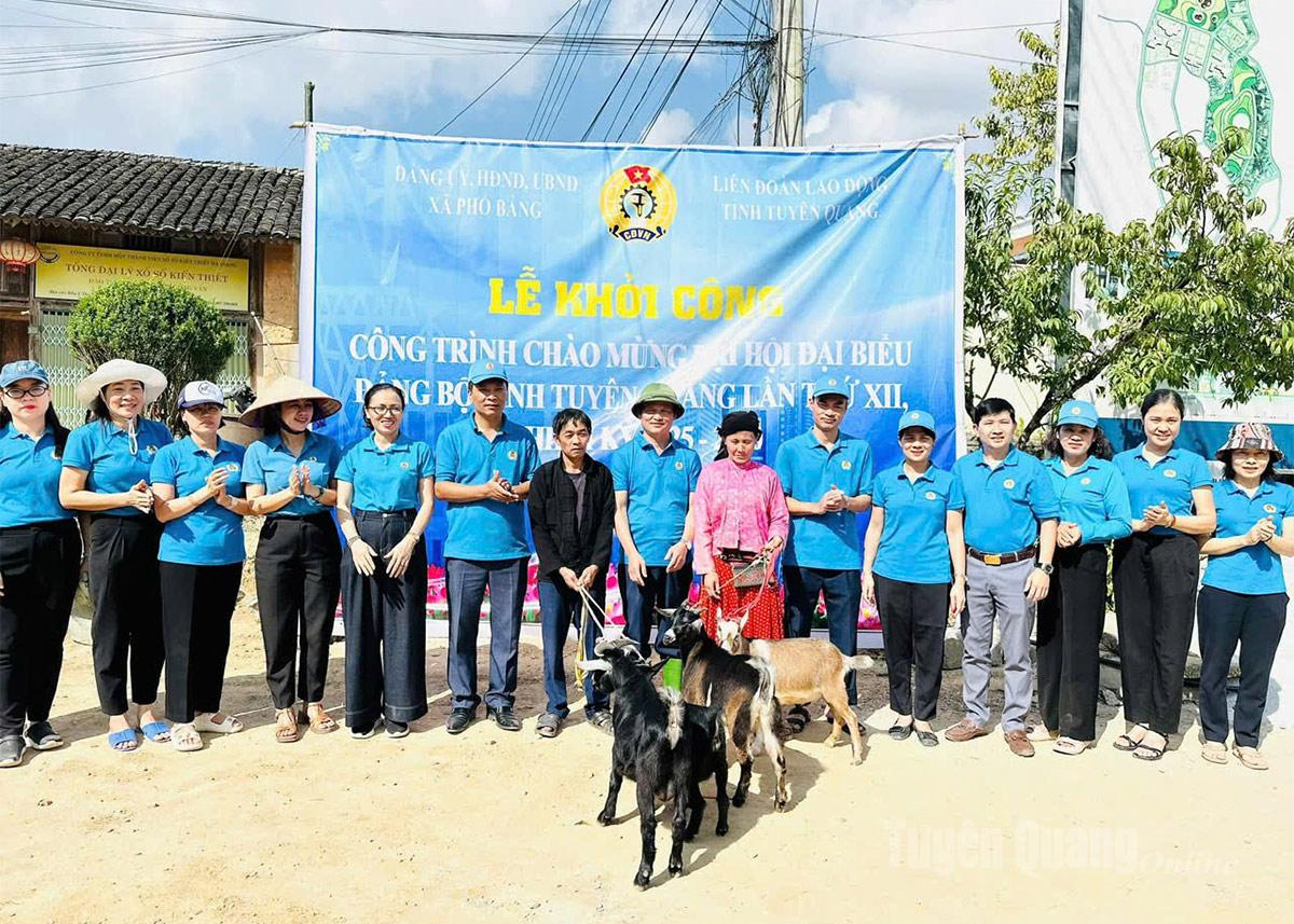 Đồng chí Triệu Tài Phong, Chủ tịch LĐLĐ tỉnh Tuyên Quang trao tặng 2 hộ gia đình quân nhân dê giống để phát triển kinh tế.