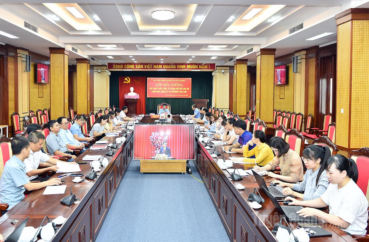  Các đại biểu, học viên dự khai giảng Lớp bồi dưỡng tại điểm cầu Hội trường Tỉnh ủy.