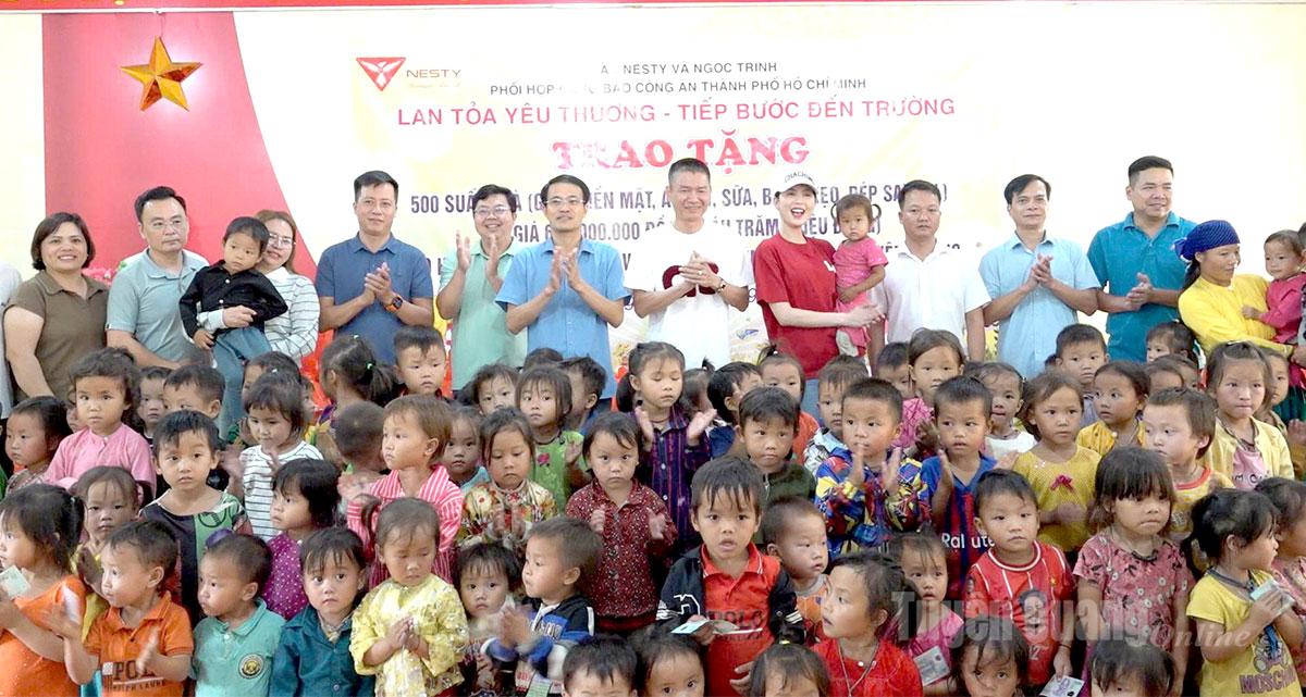 Đoàn tặng quà cho các em học sinh Trường mầm non Vần Chải, xã Yên Minh.