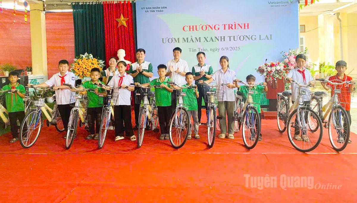 Đoàn công tác trao tặng xe đạp cho các em học sinh nghèo, học sinh có hoàn cảnh khó khăn vươn lên trong học tập của xã Tân Trào