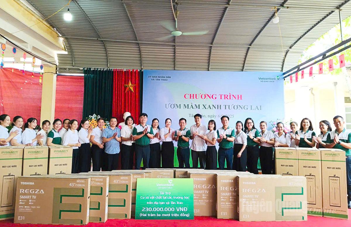 Đoàn công tác tặng tivi, máy lọc nước, đồ chơi cho trẻ, xốp trải nền cho các điểm trường mầm non, tiểu học khó khăn trên địa bàn xã Tân Trào.