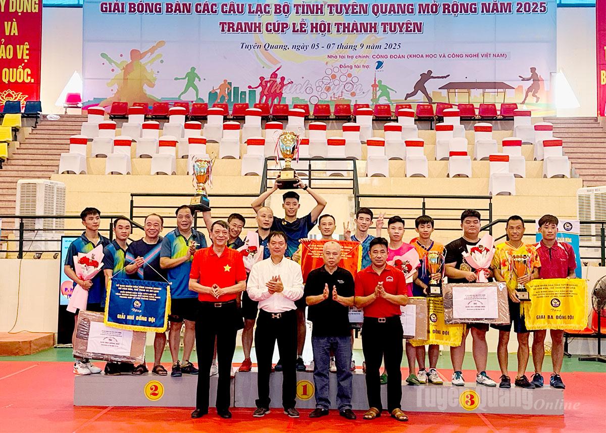 Ban Tổ chức trao giải cho các câu lạc bộ có thành tích xuất sắc