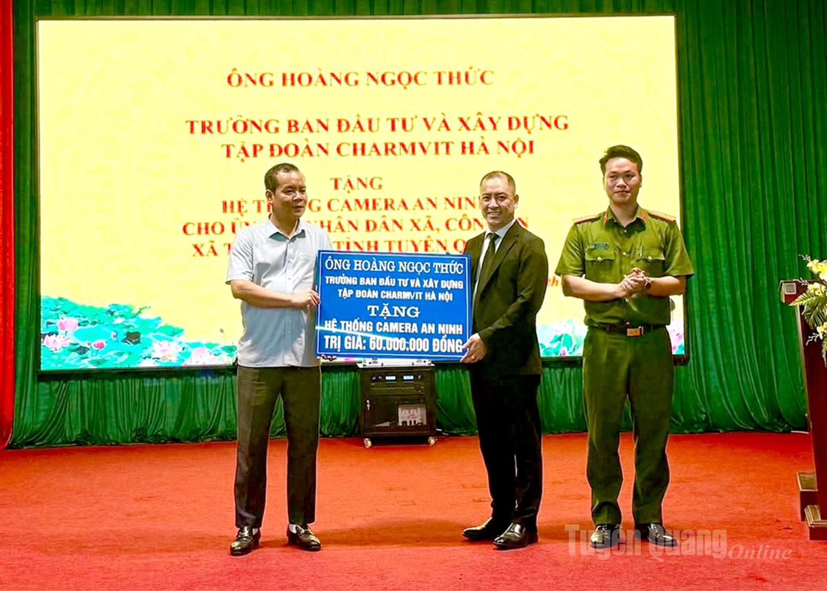 Ông Hoàng Ngọc Thức, Trưởng ban Đầu tư và Xây dựng Tập đoàn Charmvit Hà Nội trao tặng 60 triệu đồng hỗ trợ UBND xã và Công an xã lắp đặt hệ thống camera an ninh.