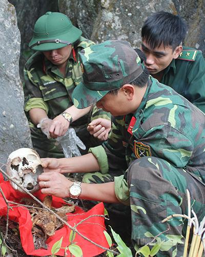 Đội Tìm kiếm, quy tập hài cốt liệt sĩ thực hiện nhiệm vụ trên điểm cao 685, thôn Nặm Ngặt, xã Thanh Thủy.
Bài, ảnh: Thùy Lê
