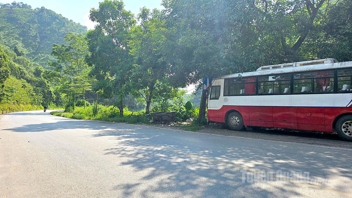 Chiếc xe khách che khuất gần như hoàn toàn biển báo giao thông theo hướng xã Bắc Quang - xã Quang Bình trên Quốc lộ 279. Ảnh chụp lúc 16 giờ ngày 7-9