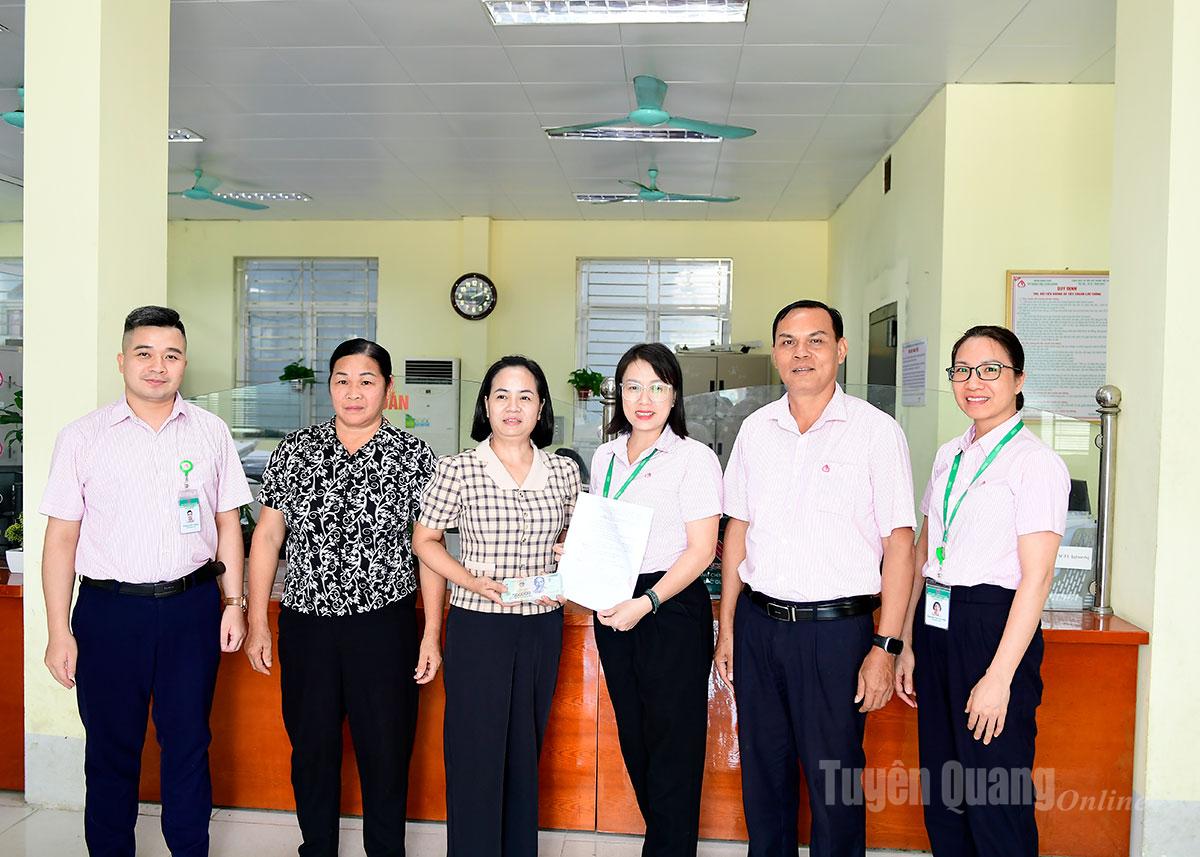 Lãnh đạo Phòng Giao dịch Ngân hàng Chính sách xã hội (NHCSXH) Bắc Quang trao số tiền vay tín dụng đối với học sinh, sinh viên, học viên thạc sĩ, nghiên cứu sinh ngành khoa học, công nghệ, kỹ thuật và toán cho khách hàng.