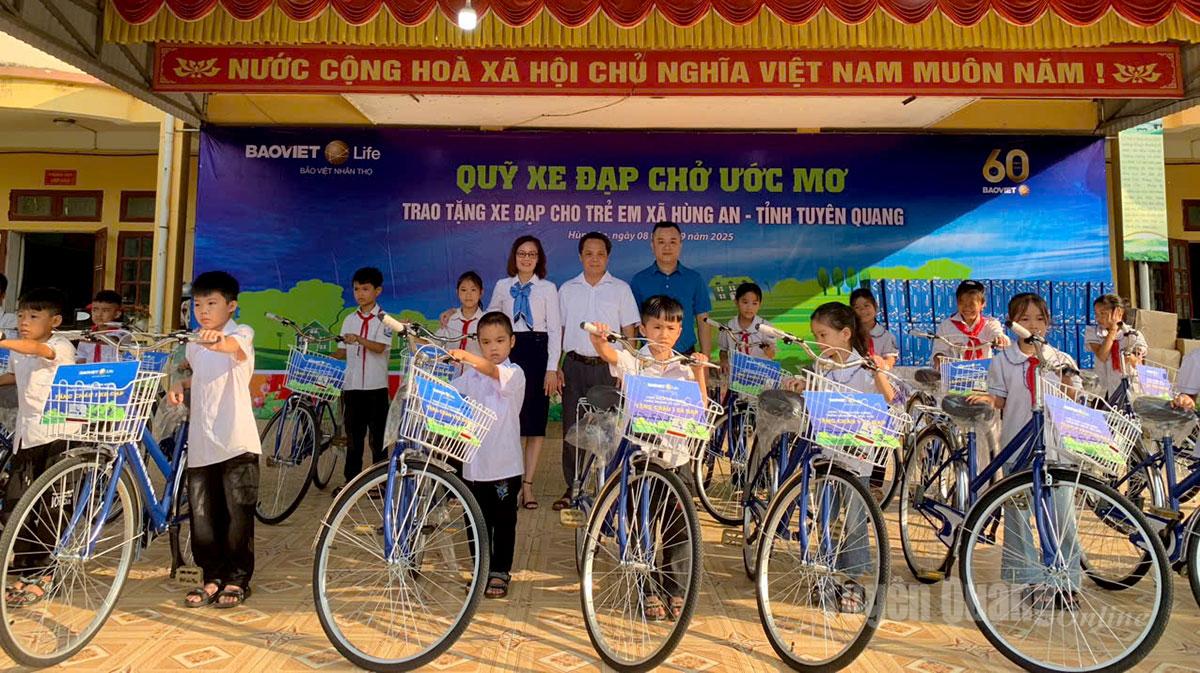 Bảo Việt Nhân Thọ Hà Giang tặng xe đạp cho học sinh có hoàn cảnh khó khăn tại trường Tiểu học Hùng An.