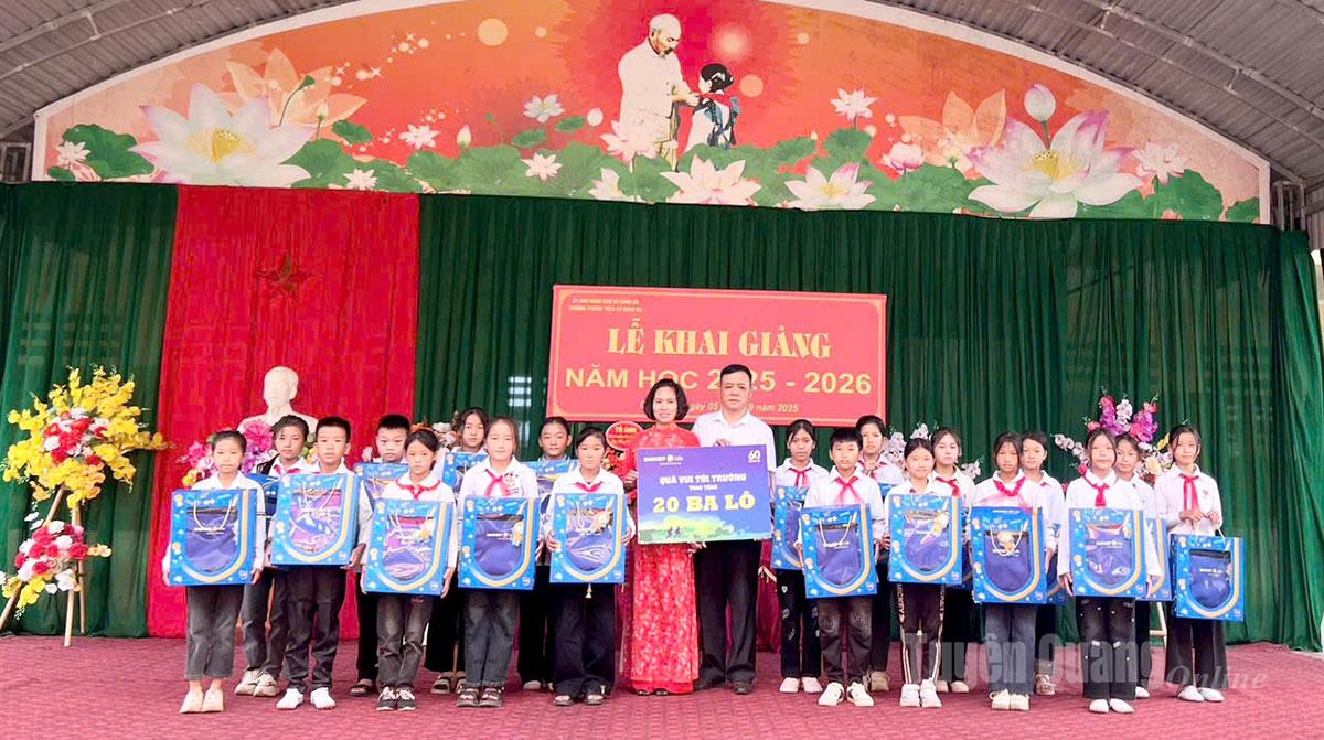 Bảo Việt Nhân thọ Hà Giang tặng ba lô cho học sinh Trường PTDT Bán trú THCS xã Quản Bạ.