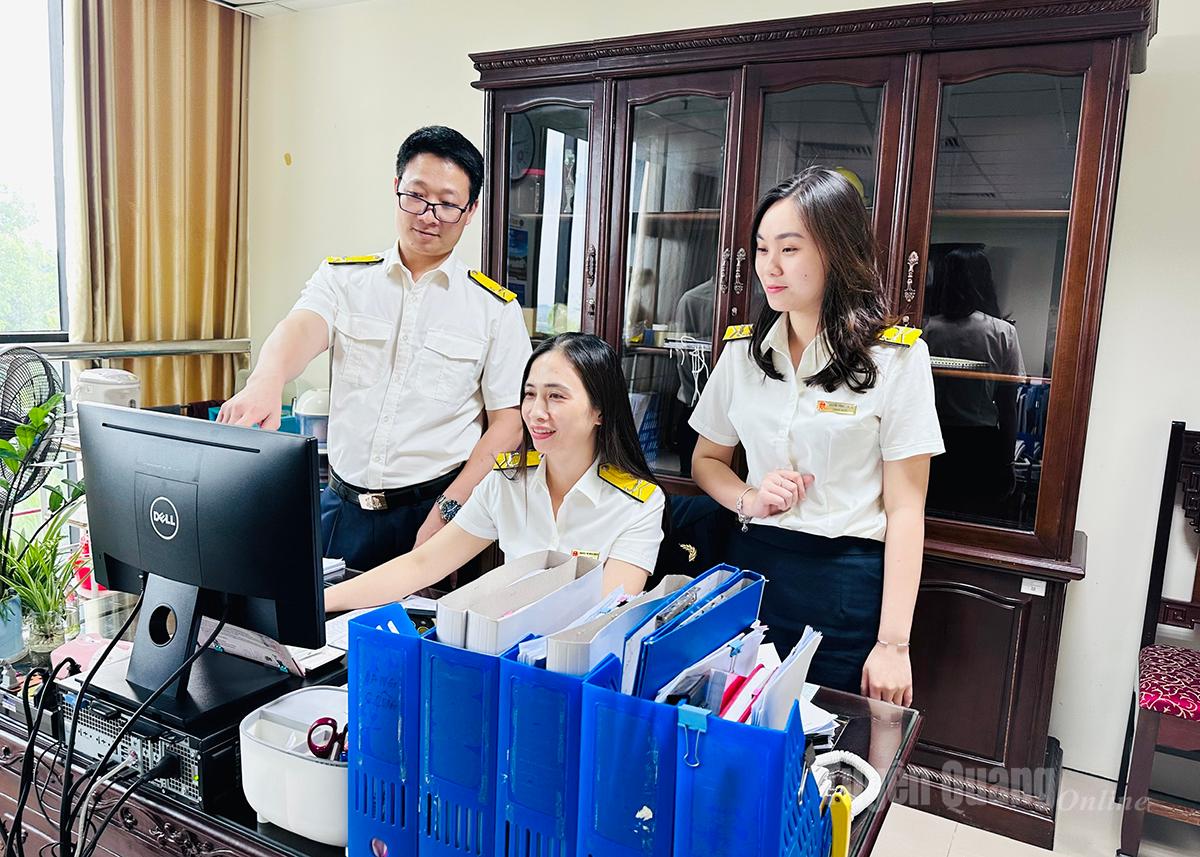 Cán bộ thuế thống kê, rà soát, phân loại các hộ kinh doanh trên địa bàn tỉnh.