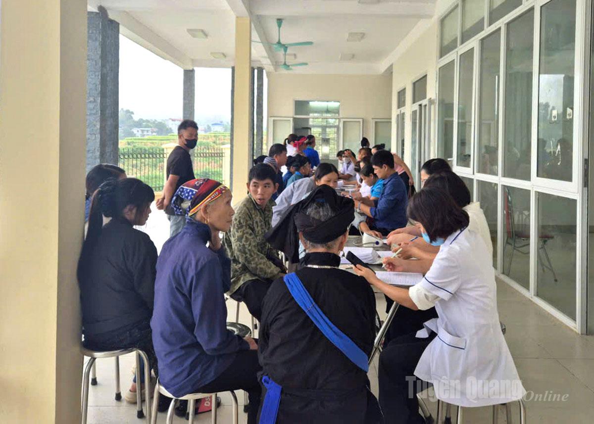 Rất đông người dân xã Bạch Đích đăng ký khám bệnh.