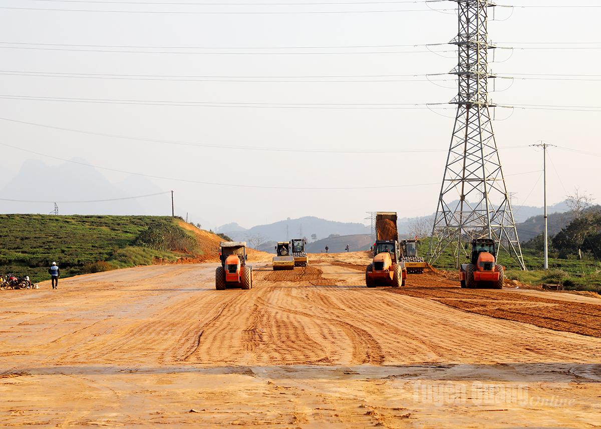 The roadbed of the Tuyen Quang – Ha Giang Expressway, section through former Ha Giang province.