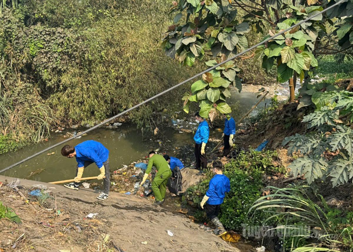 Đoàn viên thanh niên phường Bình Thuận thu vớt rác thải, khơi thông dòng chảy trên đoạn suối qua địa bàn.